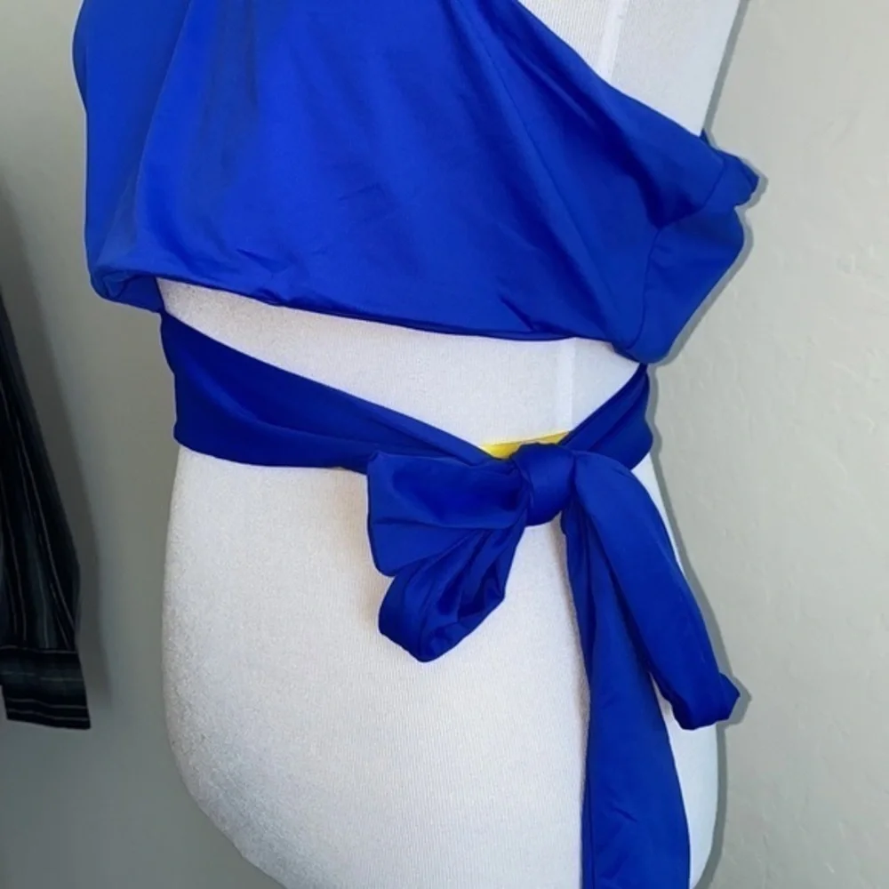 Frankies bikinis women’s 2X puck one shoulder bikini top‎